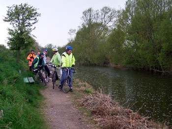 Pile-up by the canal (caused by Fred stopping to take photos) 